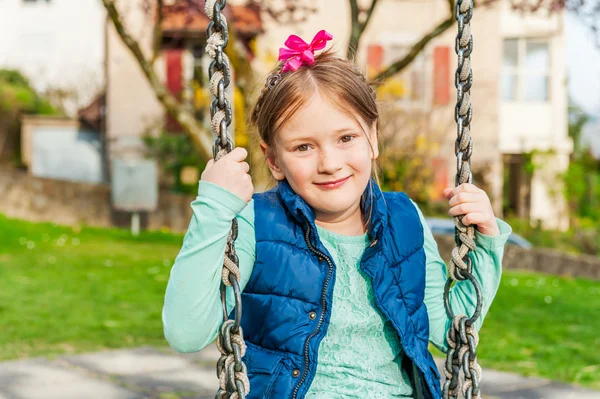 Retrato de primavera de una linda niña jugando en el patio de recreo —  Fotos de Stock