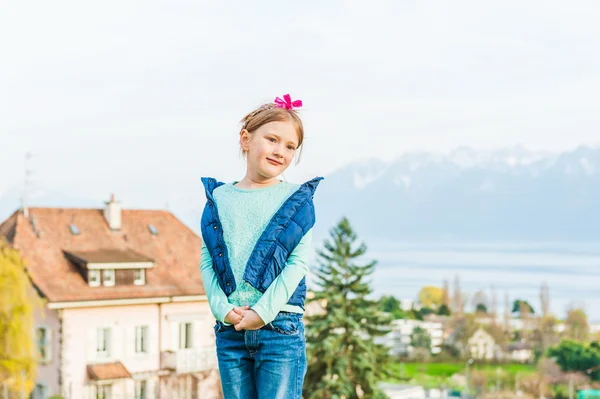 Retrato ao ar livre de uma menina bonito em um dia de primavera ensolarado agradável — Fotografia de Stock