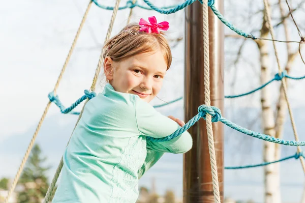 Açık bir parkta oynayan sevimli küçük kız portresi — Stok fotoğraf