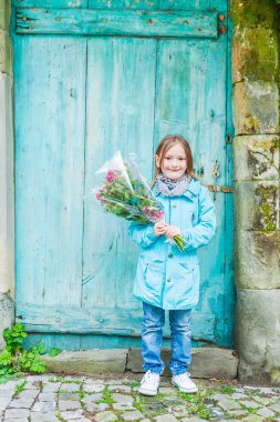 küçük kız açık havada