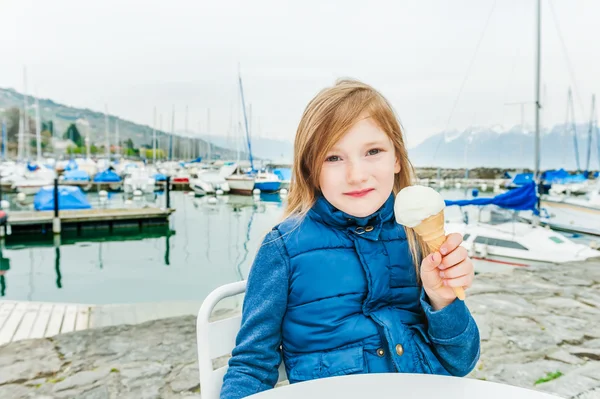 Adorável menina comendo sorvete ao ar livre — Fotografia de Stock