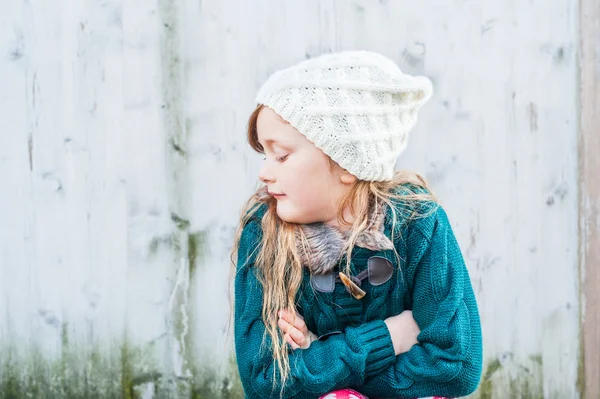 Ritratto all'aperto di una graziosa bambina con cappello bianco invernale — Foto Stock