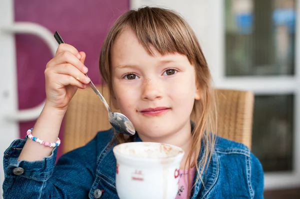 Portrait of smiling little cute girl with a cup of hot chocolate — Stock Photo, Image