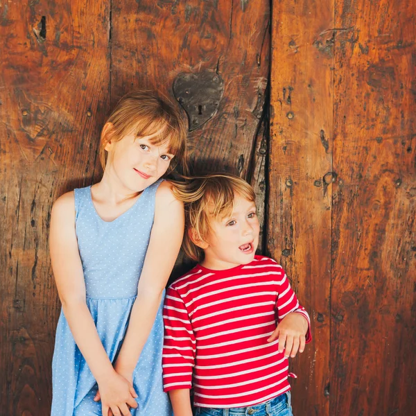 Outdoor Portret van schattige kinderen — Stockfoto