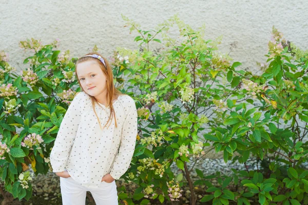 Outdoor Portret van een schattig klein meisje — Stockfoto