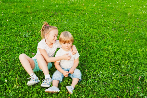 Zewnątrz portret adorable dzieci — Zdjęcie stockowe