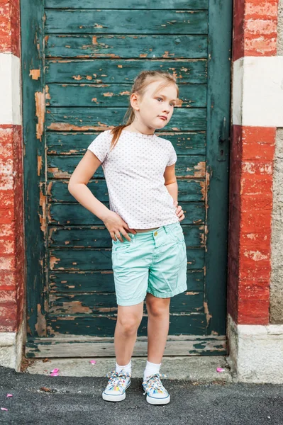 Kültéri portré egy aranyos kislány — Stock Fotó