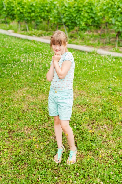 Ritratto all'aperto di una bambina carina — Foto Stock