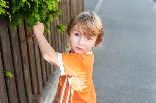 Adorable little boy playing in a neighborhood — Stock Photo, Image