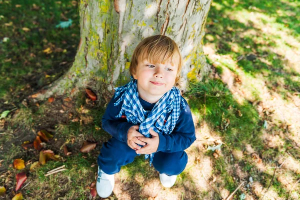 Outdoor Portret van een schattige peuter jongen — Stockfoto