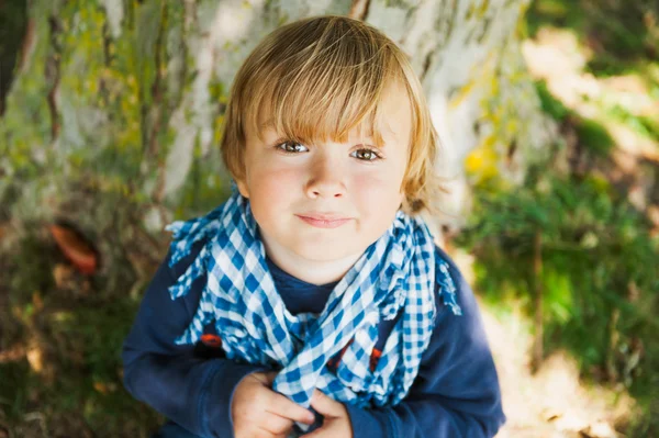 Portrait extérieur d'un mignon tout-petit garçon — Photo