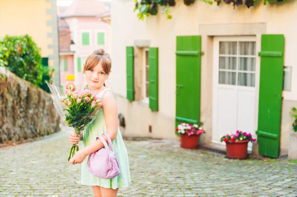 Outdoor Portret van een schattig klein meisje — Stockfoto