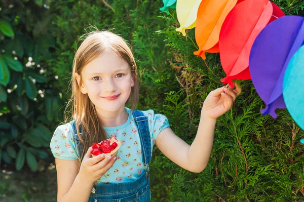 Outdoor portrait of a cute little girl — Stock Photo, Image