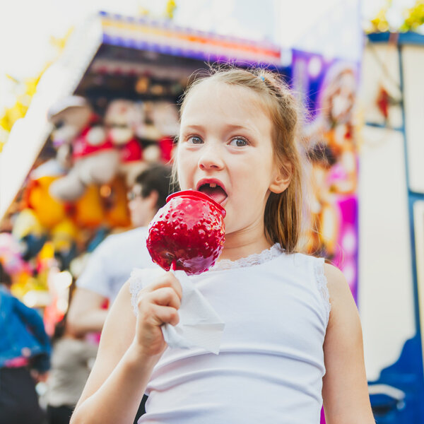 Открытый портрет симпатичной маленькой девочки
