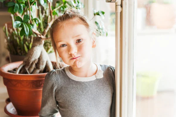 Inomhus porträtt av en söt liten flicka som visar att hon inte vill prata — Stockfoto