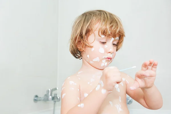 Adorable tout-petit garçon mettre de la crème sur son corps plein de varicelle — Photo