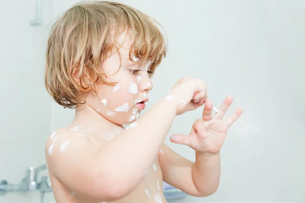 Adorable niño pequeño poniendo crema en su cuerpo lleno de varicela — Foto de Stock