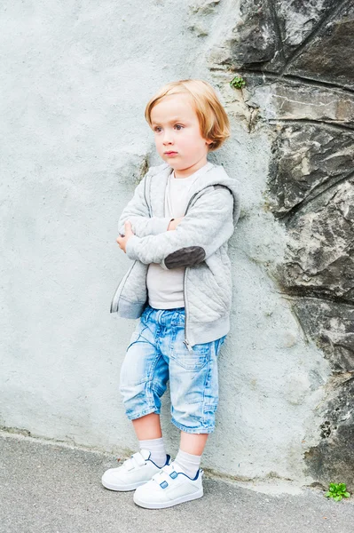 Outdoor portrait of a cute toddler boy — Stock Photo, Image