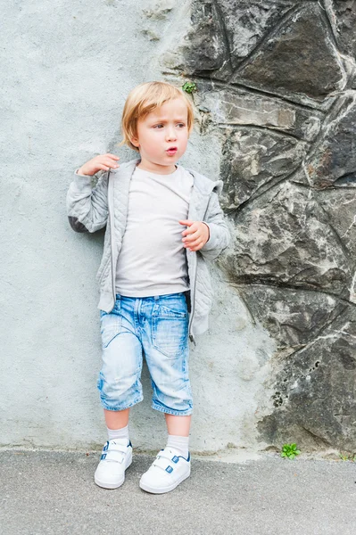 Portrait extérieur d'un mignon tout-petit garçon — Photo