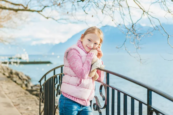 Utomhus porträtt av en söt liten flicka — Stockfoto