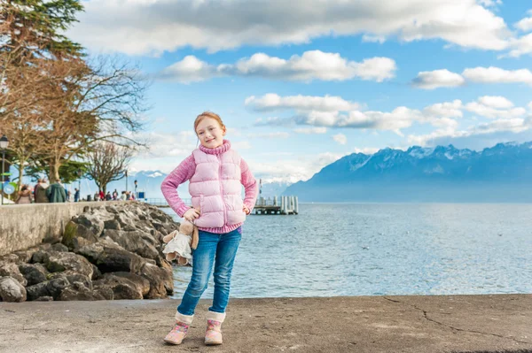 Açık bir sevimli küçük kız portresi — Stok fotoğraf