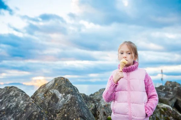 Retrato ao ar livre de uma menina bonito — Fotografia de Stock