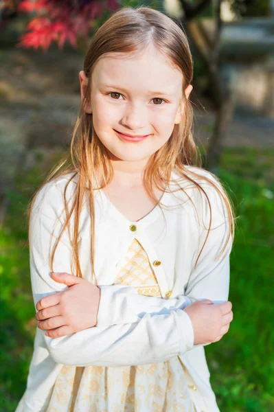 Outdoor Portret van een schattig klein meisje — Stockfoto