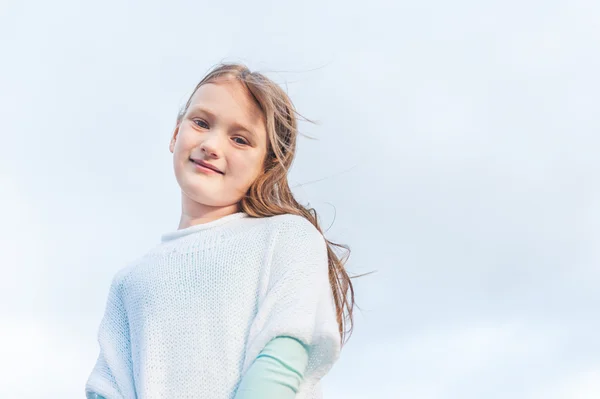 Outdoor portrait of a cute little girl — Stock Photo, Image