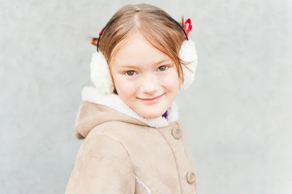 Venkovní portrét roztomilá holčička — Stock fotografie