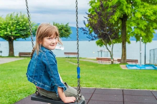 Zewnątrz portret cute dziewczynka — Zdjęcie stockowe