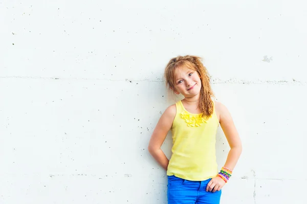 Outdoor portrait of a cute little girl — Stock Photo, Image