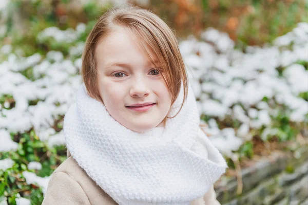 Outdoor portrait of a cute little girl — Stock Photo, Image