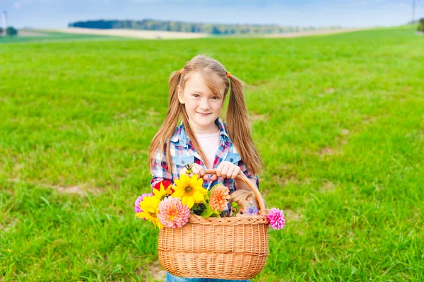 Retrato ao ar livre de uma menina bonito — Fotografia de Stock