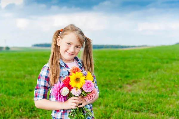 Outdoor portrait of a cute little girl — Stock Photo, Image