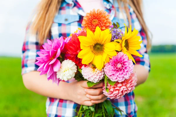 Güzel çocuğun elele tarafından parlak ve renkli çiçekler buket — Stok fotoğraf