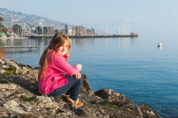 Outdoor Portret van een schattig klein meisje — Stockfoto