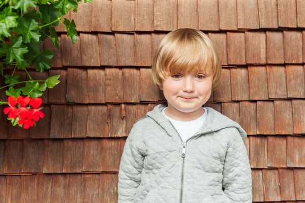 Portrait extérieur d'adorable petit garçon — Photo