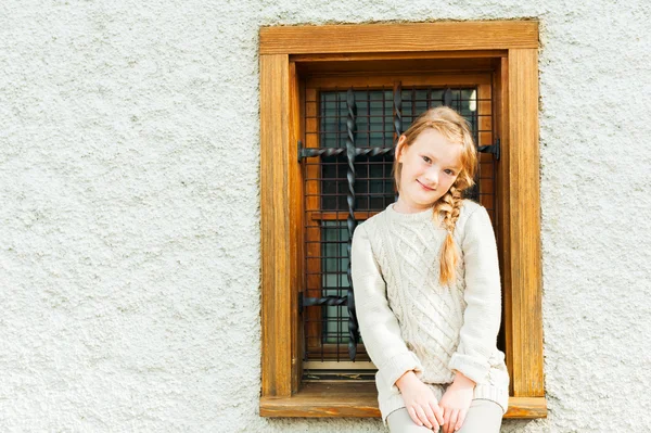 Kültéri portré egy aranyos kislány — Stock Fotó