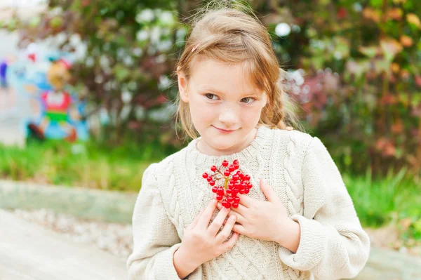 Zewnątrz portret cute dziewczynka — Zdjęcie stockowe