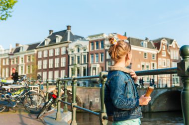 Sevimli küçük bir kız Amsterdam'da güzel bir kanal üzerinde seyir açık portresi