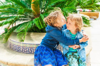 İki sevimli çocuk tatilde, yürümeye başlayan çocuk kardeşine Sarıl veren abla