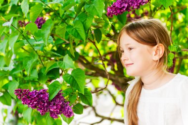 açık bir sevimli küçük kız portresi