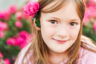 Sevimli küçük bir kız açık havada güzel bir güneşli akşam dinlenme portresi kapatın