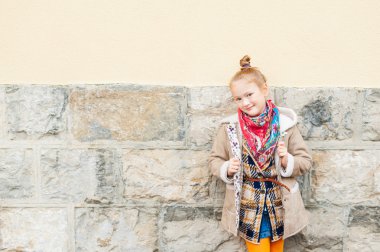 Moda portre sevimli küçük bir kız