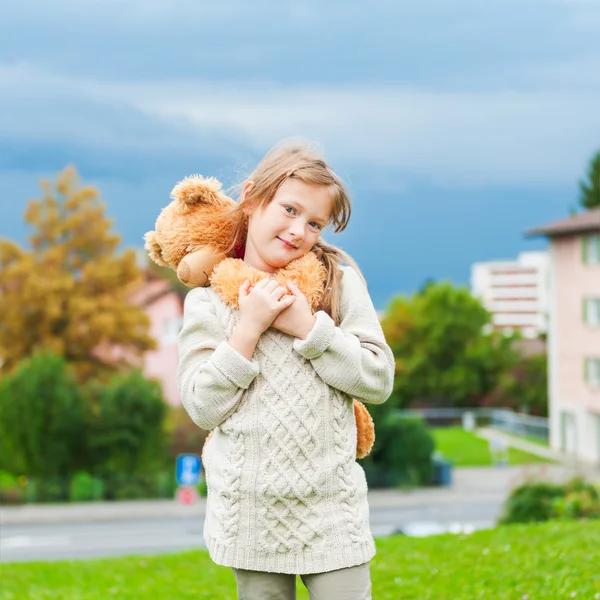 Zewnątrz portret cute dziewczynka — Zdjęcie stockowe