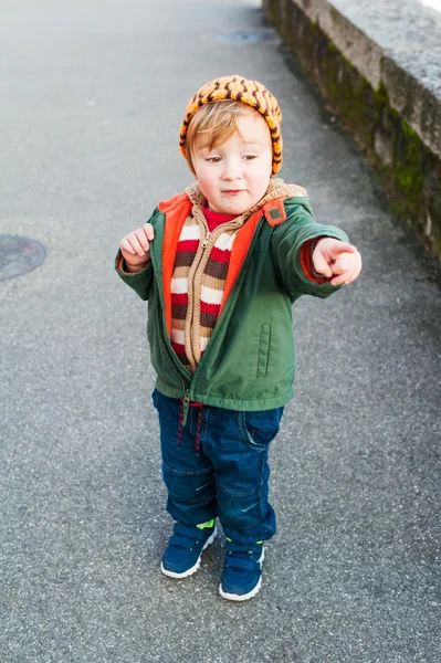 Outdoor Portrait D'une Mode Mignon Petit Garçon De 4 Ans, Vêtu D