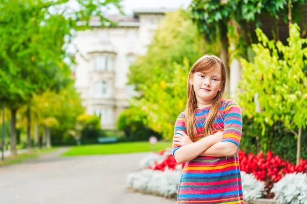 Outdoor Portret van een schattig klein meisje — Stockfoto