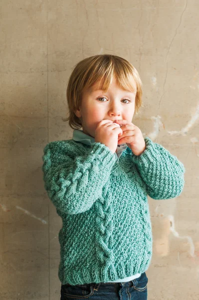 Retrato de um menino bonito criança, vestindo pulôver de malha verde — Fotografia de Stock