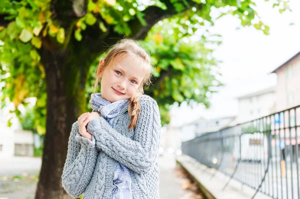 Außenporträt eines süßen kleinen Mädchens — Stockfoto