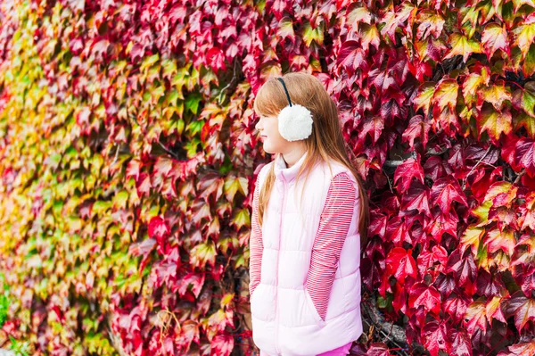 Ritratto all'aperto di una bambina carina — Foto Stock